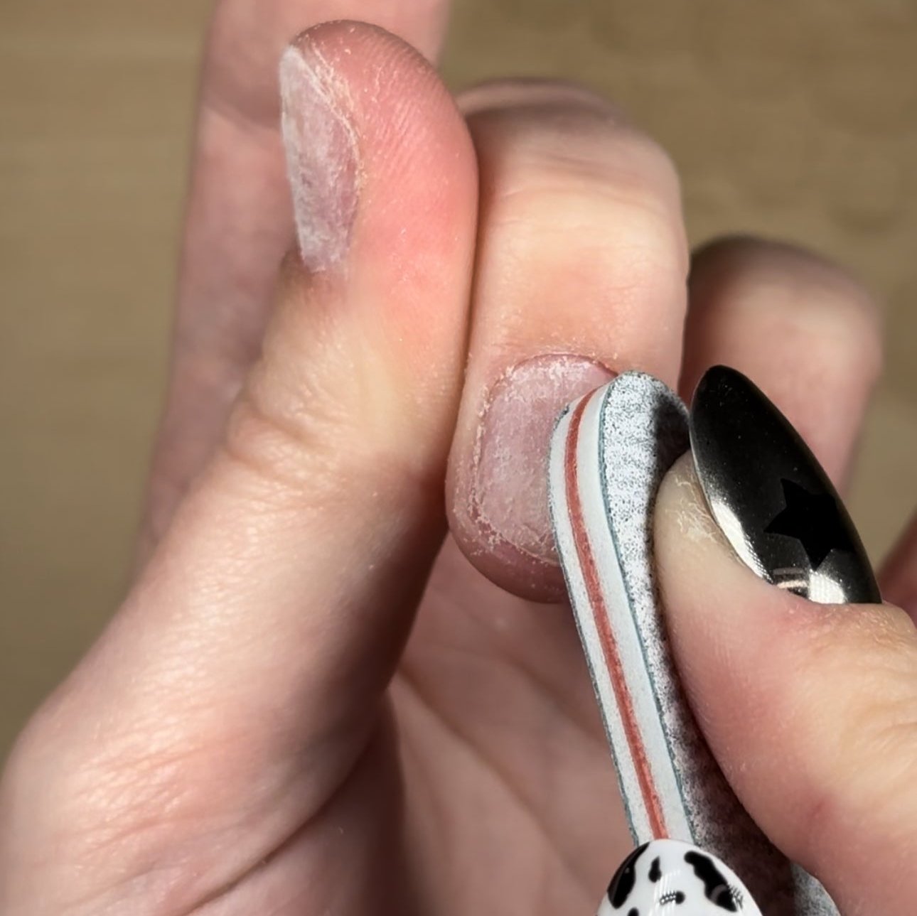 Tutorial on how to apply press-on nails using sticky tabs: Step-by-step guide for a secure and easy application.